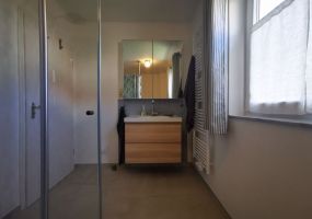 Spiegelschrank mit Waschkommode