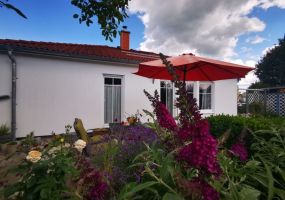 Terrasse mit Sonnenschirm